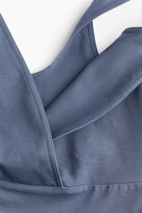 Detail dojčiaceho trička s praktickým otvorom na dojčenie