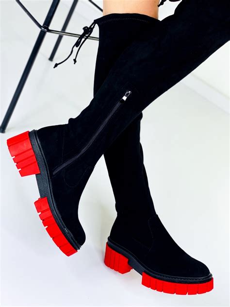 čierne supy krúžiace nad púšťou