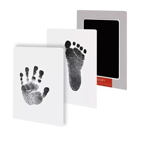 Ilustrácia detskej ruky držiacej platobnú kartu