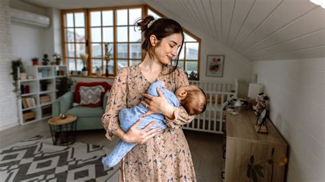 Žena držiac v náručí bábätko