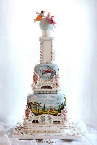 Detailne zdobený fondánový kočík na torte