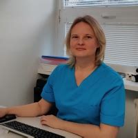 Detský neurológ vyšetruje dieťa