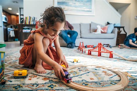 Dieťa hrajúce sa s elektrickým káblom