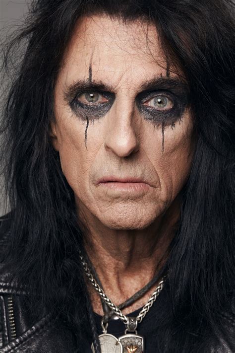 Alice Cooper s typickým make-upom