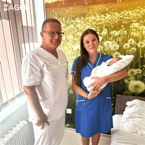 žena si opatrne prehmatáva jazvu po cisárskom reze