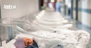 žena dojčí novorodenca