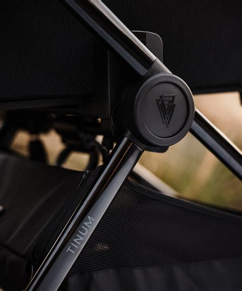 Detail skladania rámu kočíka Venicci