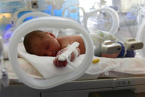 Novorodenec v inkubátore