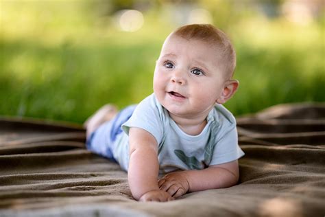 Dieťa kráčajúce bosé po tráve