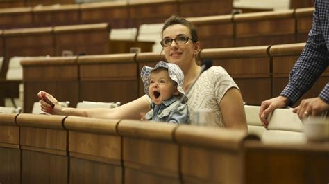 poslankyňa Simona Petrík s dieťaťom