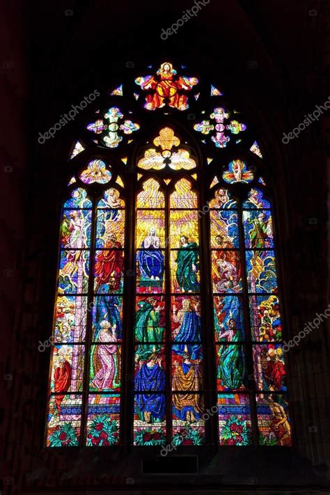 Gotické vitrážové okno katedrály