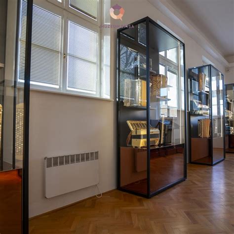 Moderná vitrážová inštalácia v architektúre