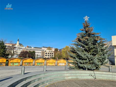 Vianočné mestečko s rozžiarenými oknami a hodinovou vežou