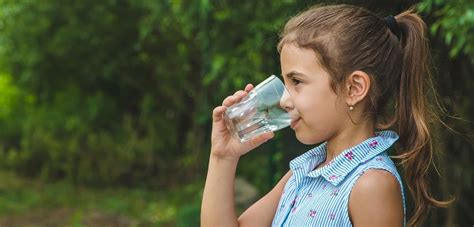 Dieťa pijúce vodu v lete