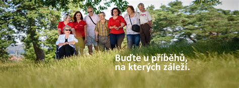 Rodina s kočíkom v daždi