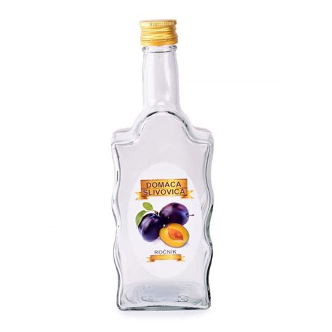 Fľaša alkoholu na stole s rozmazaným pozadím