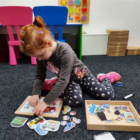 Matka a dieťa pri hre s kockami alebo puzzle