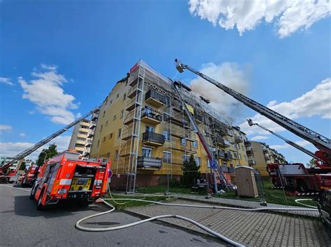 záchranári v troskách bytového domu