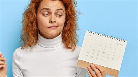 Žena kontroluje kalendár