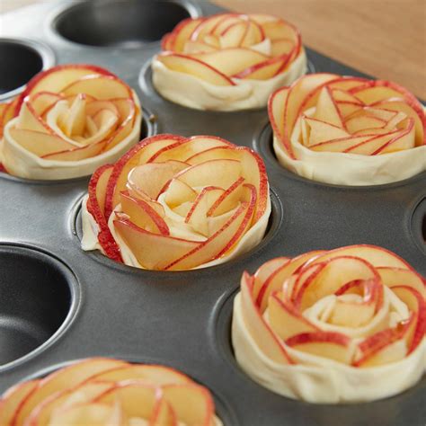 Hotové jablkové ružičky z lístkového cesta