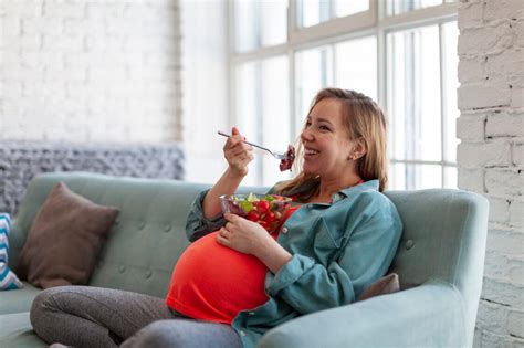 Ilustrácia tehotnej ženy s rannou nevoľnosťou