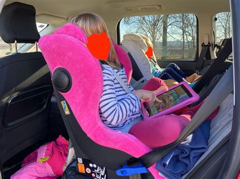 Ilustrácia rodiny cestujúcej autom s dieťaťom v autosedačke upevnenej na isofixovej základni