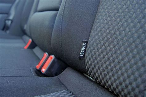 Diagram ukazujúci pripevnenie isofixovej základne k sedadlu auta pomocou Isofix konektorov a opornej nohy