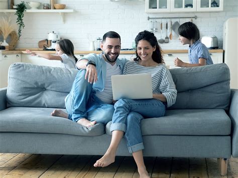 Ilustrácia rodiny s checklistom pre poistenie