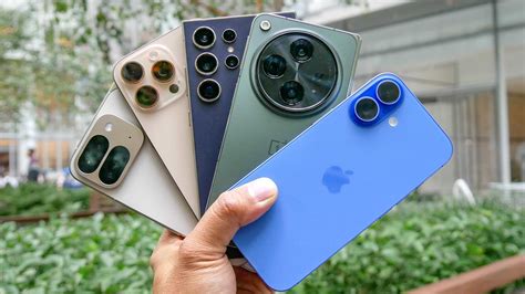 Ilustrácia zobrazujúca smutnú ženu pri pohľade na mobilný telefón