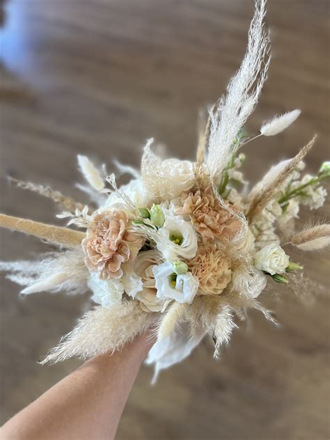 Detail svadobnej kytice a pierka