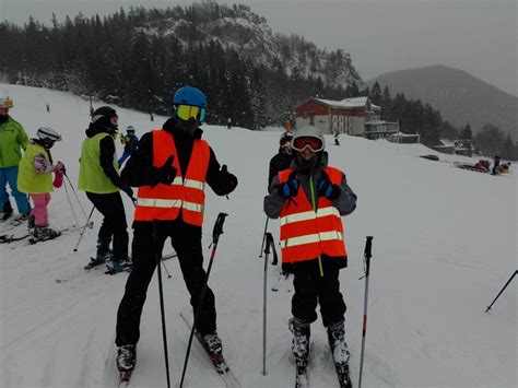 Školský autobus pripravený na odvoz žiakov na lyžiarsky výcvik