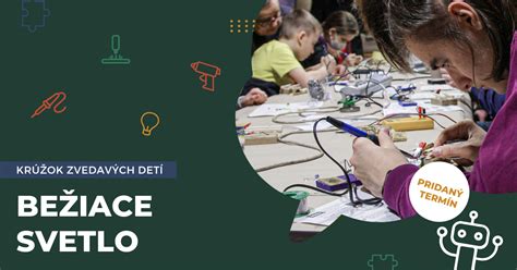 Dieťa s hyperaktivitou bežiace po parku