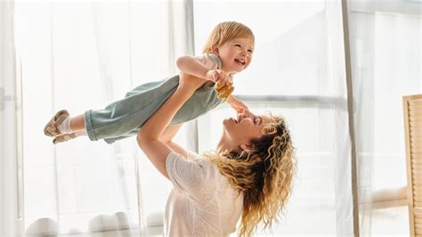 Graf porovnávajúci výšku rodičovského príspevku v závislosti od poberania materského