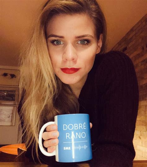 Mladá novinárka pri práci