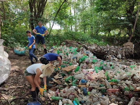Ilustrácia ženy cvičiacej v prírode