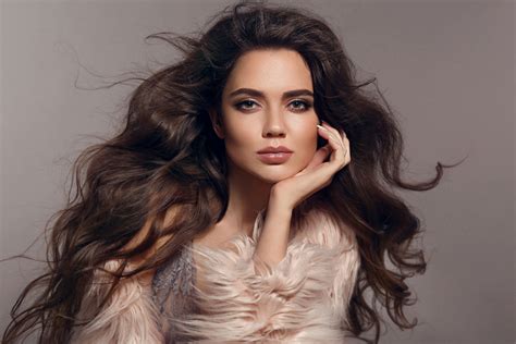 Žena s hustými vlasmi