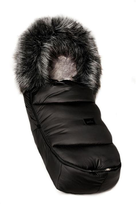 Čierny zimný fusak v kočíku