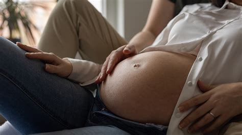 Žena s bruškom a lekár