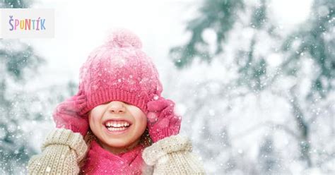 Dieťa v zimných topánkach DUDEL hráce sa v snehu