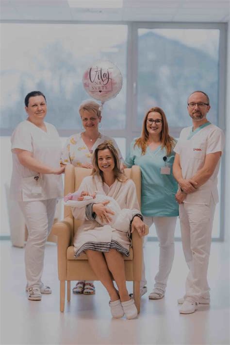 Personál pôrodnice pomáha rodičke