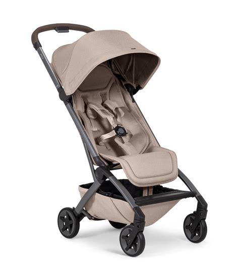 Infografika porovnávajúca váhu, rozmery v zloženom stave a typ skladania kočíkov Joolz Aer2 a Cybex Beezy.