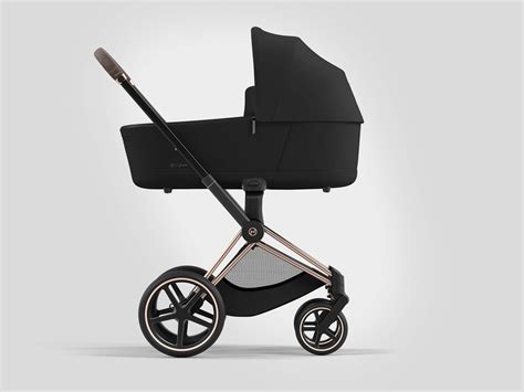 Elegantný luxusný kočík Cybex Priam v mestskej scenérii