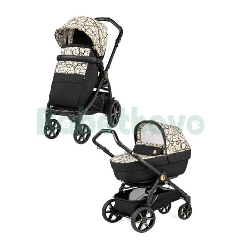 Kočík Peg Perego Book For Two prechádzajúci úzkou uličkou