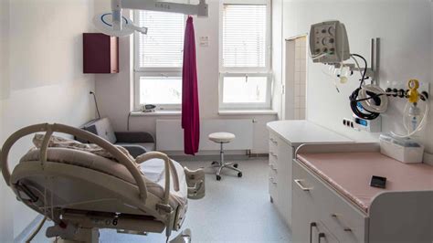 Ilustrácia pôrodnej miestnosti s lekárom a sestrou