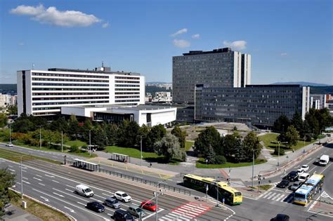 Moderný pohľad na dominantný monoblok Univerzitnej nemocnice Louisa Pasteura v Košiciach