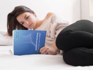 Ilustračná fotografia mladej ženy sediacej pri knihe