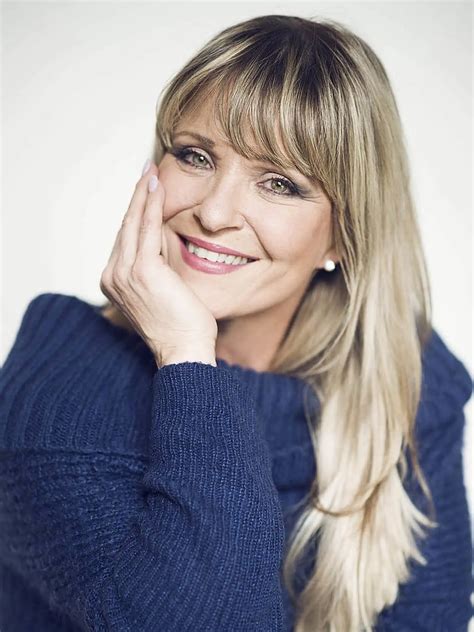 Žena hladkajúca si bruško