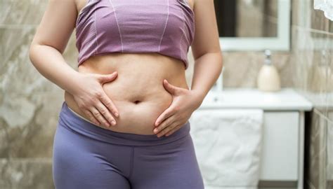 žena si premasťuje brucho krémom