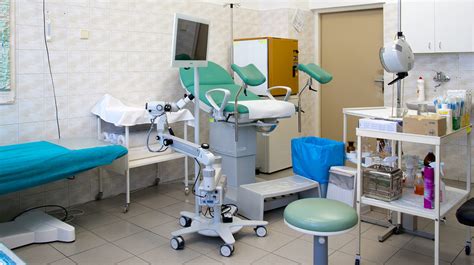 lekár vykonávajúci gynekologické vyšetrenie