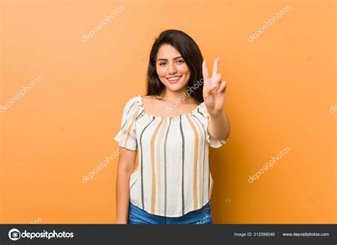 Mladá žena s bruškom